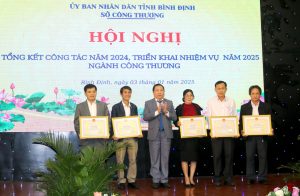 Giám đốc Sở Công Thương Ngô Văn Tổng (thứ 3, bên trái) trao Bằng khen cho các tập thể, cá nhân có thành tích xuất sắc trong thực hiện các phong trào thi đua, góp phần vào sự nghiệp phát triển ngành Công Thương Việt Nam năm 2023.