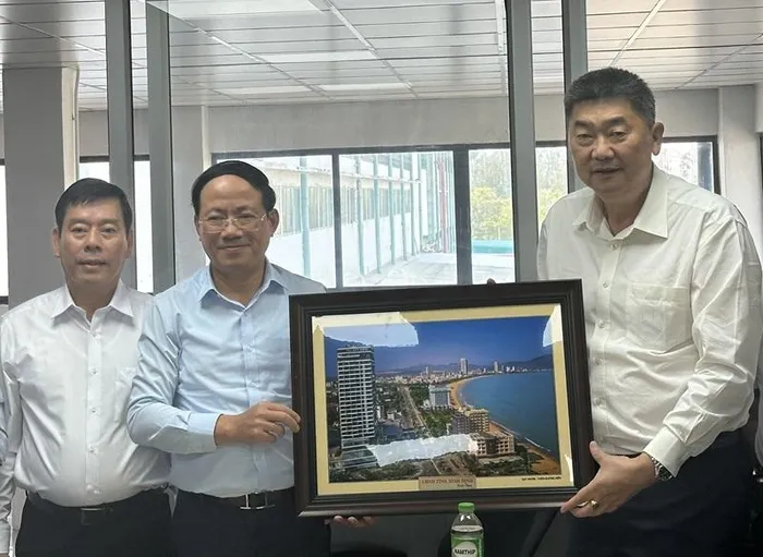Chủ tịch UBND tỉnh Bình Định Phạm Anh Tuấn tặng lưu niệm cho lãnh đạo Tập đoàn C.P. Ảnh: IPC Bình Định.