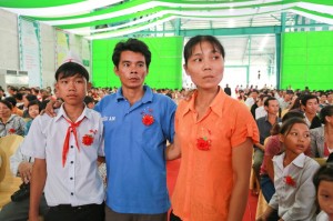 Gia đình anh Lê Xuân Nam, hộ nông dân có hoàn cảnh đặc biệt khó khăn, lên giao lưu trong chương trình - Ảnh: Tiến Thành
