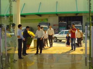 Ông Hồ Quốc Dũng - Phó Chủ Tịch thường trực tỉnh Bình Định dẫn đầu đoàn lãnh đạo tỉnh thăm quan nhà máy GreenFeed Việt Nam