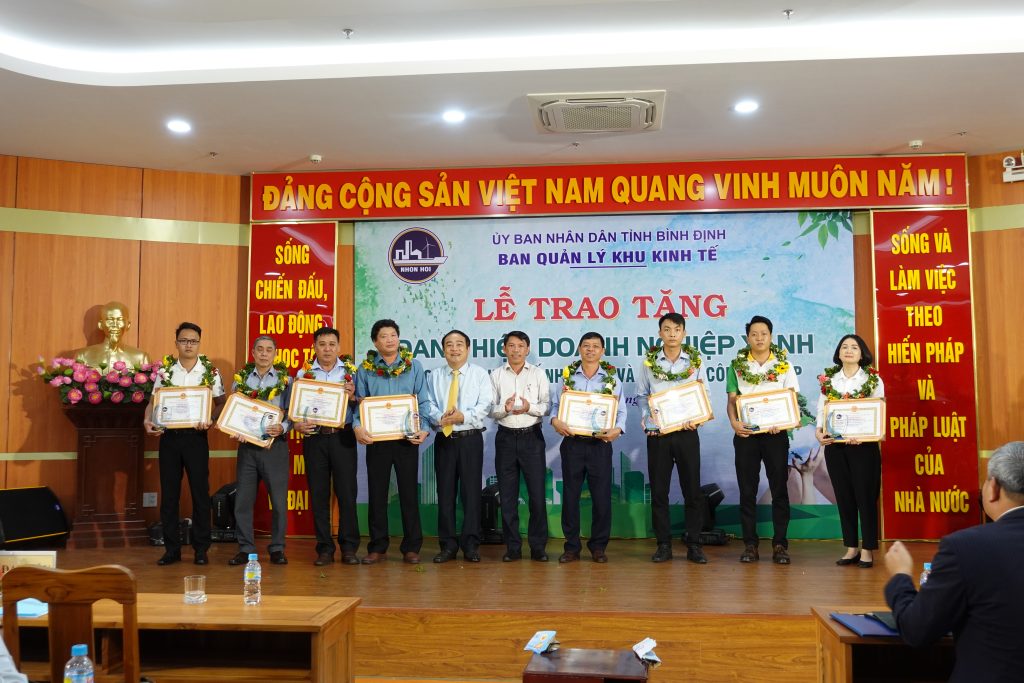 Cty CP KCN Nhơn Hoà đạt chứng nhận được xếp hạng màu xanh dương - thực hiện tốt công tác bảo vệ môi trường.