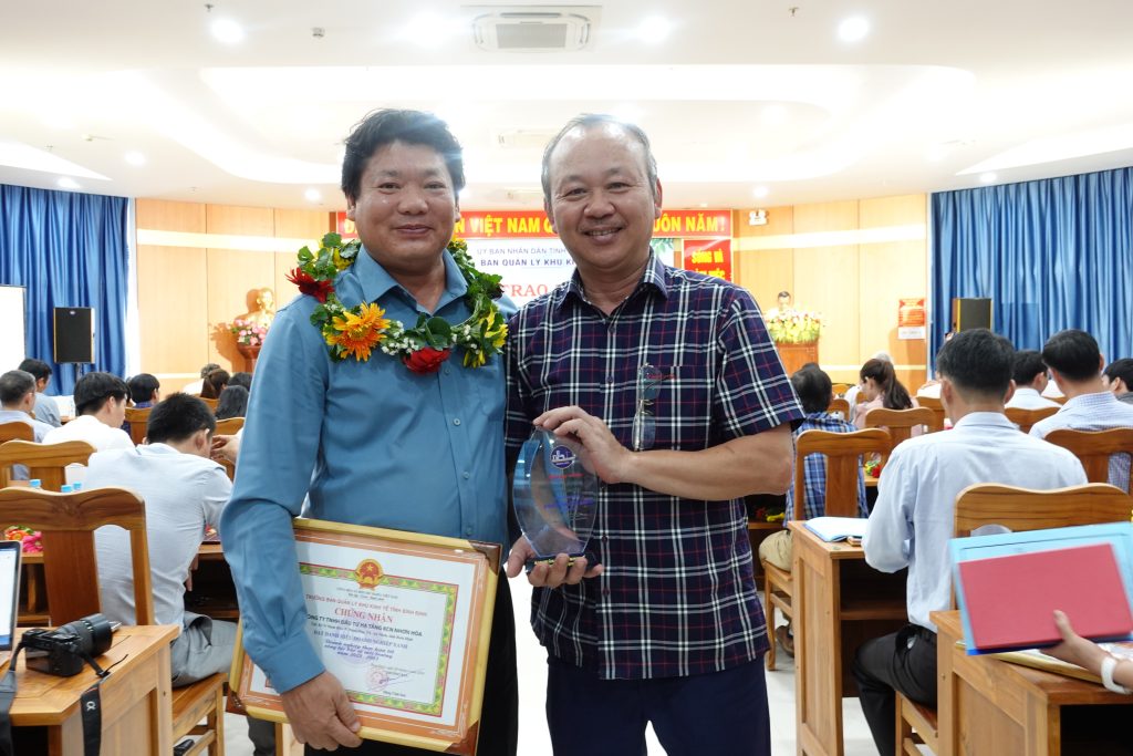 Đại diện Cty CP ĐTHT KCN Nhơn Hoà và cán bộ BQL KKT tỉnh