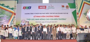Đại diện ban ngành trong tỉnh Bình Định, Lãnh đạo GreenFeed, đối tác trao quà cho 60 hộ nông dân của chương trình "Tiếp sức nhà nông..." thuộc 2 huyện: An Nhơn, Phù Cát