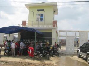 Người dân tập trung, dựng bạt trước cổng công ty đòi nợ