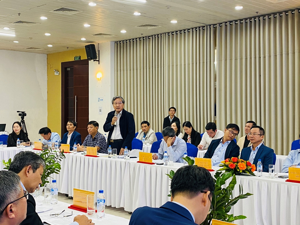Đ/c Phan Viết Hùng- Phó Trưởng Ban Quản lý KKT Bình Định phát biểu thảo luận tại Hội nghị