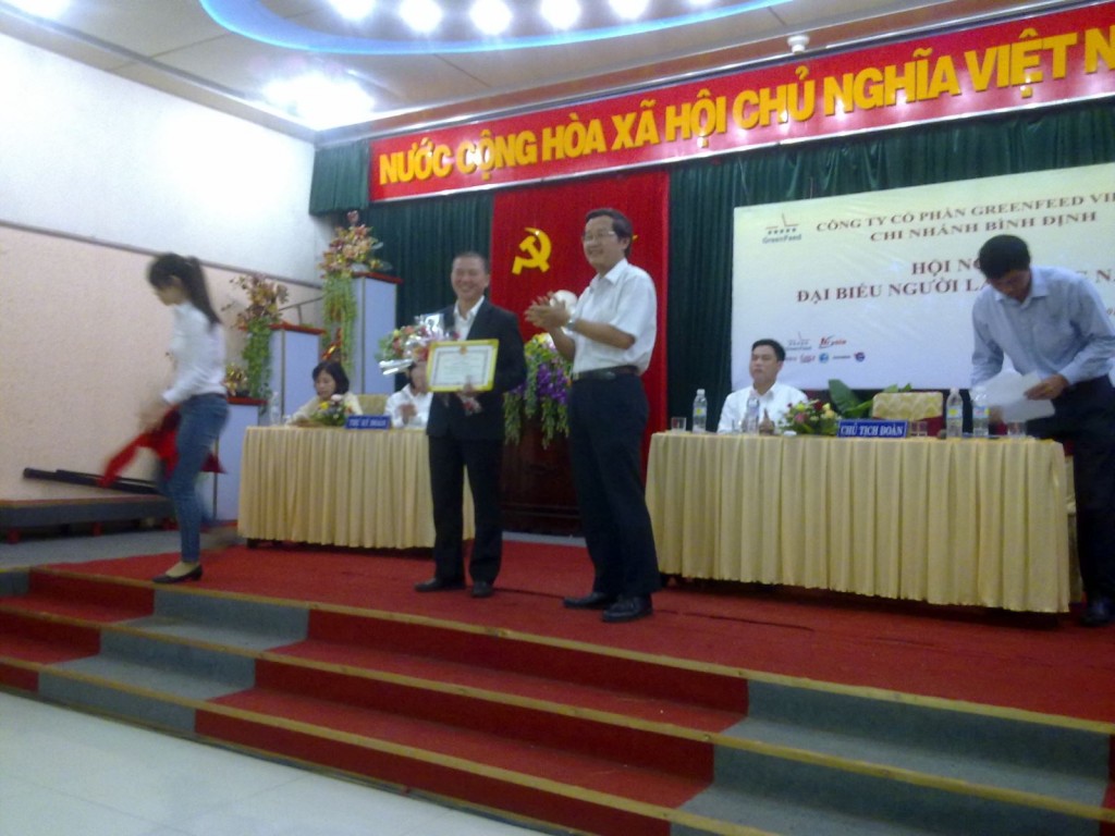 Ông Phan Viết Hùng, Phó Trưởng Ban Quản lý KKT trao tặng Giấy khen cho Công ty