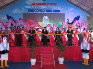 Chủ tịch tỉnh Bình Định cùng lãnh đạo cắt băng khánh thành Nhà máy Proconco Binh Định
