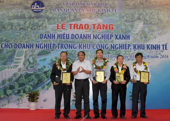 Phó chủ tịch UBND tỉnh Bình Định Phan Cao Thắng trao Chứng nhận DN xanh lá cây cho 4 đơn vị xuất sắc.