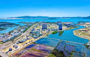Danh mục dự án thu hút đầu tư giai đoạn 2021 - 2025 và 2026 - 2030 dự kiến vốn ngoài ngân sách có 132 dự án, trong đó có 65 dự án trên lĩnh vực bất động sản, dịch vụ, thương mại và du lịch. - Trong ảnh: Phát triển đô thị khu vực ven đầm Thị Nại (TP Quy Nhơn). Ảnh: NGUYỄN DŨNG