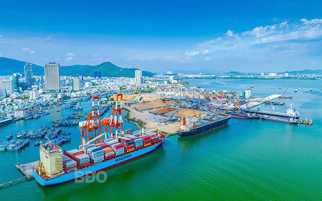 Theo Quyết định số 734/QĐ-TTg của Thủ tướng Chính phủ, Bình Định có 9 dự án lĩnh vực cảng biển được ưu tiên đầu tư.- Trong ảnh: Cảng Quy Nhơn đón tàu hàng có trọng tải lớn vào cảng. Ảnh: TIẾN DŨNG