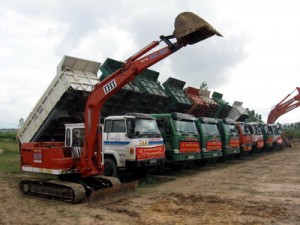 Lực lượng cơ giới tham gia thi công KCN Nhơn Hòa. Ảnh: N.T