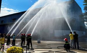 Thực tập phương án chữa cháy tại một DN trong Khu công nghiệp Phú Tài. Ảnh: N. HÂN