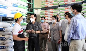 Bí thư Tỉnh ủy Hồ Quốc Dũng (thứ hai từ trái sang) hỏi thăm đại diện người lao động Công ty CP Green Feed Việt Nam về việc thực hiện “3 tại chỗ” tại DN. Ảnh: NGUYỄN MUỘI