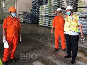 Đoàn kiểm tra liên ngành kiểm tra thực tế và hướng dẫn DN tiếp tục tăng cường các biện pháp phòng chống dịch bệnh Covid-19 tại Công ty TNHH De Hues chi nhánh Bình Định.