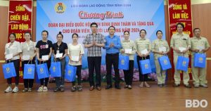 Phó Chủ tịch UBND tỉnh Lâm Hải Giang và Chủ tịch LĐLĐ tỉnh Hà Duy Trung tặng quà cho ĐV, NLĐ có hoàn cảnh khó khăn.