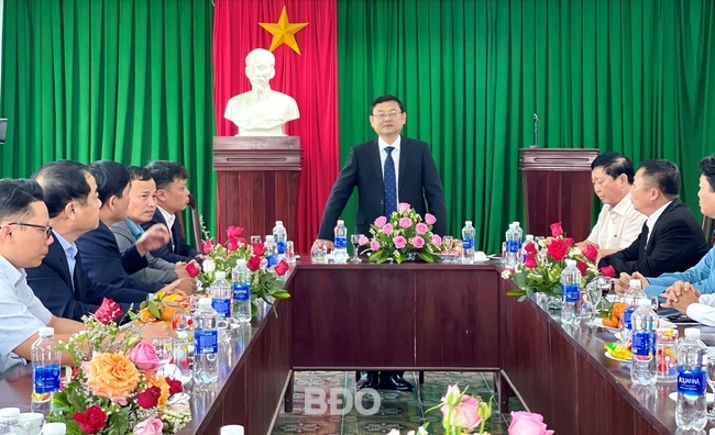 Phó Chủ tịch UBND tỉnh Nguyễn Tự Công Hoàng phát biểu tại Công ty TNHH Đầu tư hạ tầng KCN Nhơn Hòa. Ảnh: HẢI YẾN