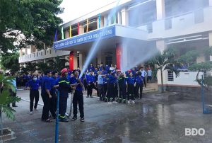 Học sinh Trường THPT số 2 An Nhơn thực hành sử dụng vòi rồng đúng cách và an toàn. Ảnh: ĐVCC