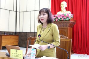 Đại diện Cục Thống kê tỉnh phân tích, làm rõ thêm các vấn đề các cơ quan thông tấn, báo chí quan tâm. Ảnh: T.SỸ