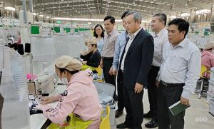 Đại diện Ban Quản lý Khu kinh tế tỉnh nắm bắt hoạt động sản xuất kinh doanh Công ty TNHH B&D Lingerie Việt Nam tại Khu kinh tế Nhơn Hội để có những giải pháp hỗ trợ cụ thể. Ảnh: T.SỸ