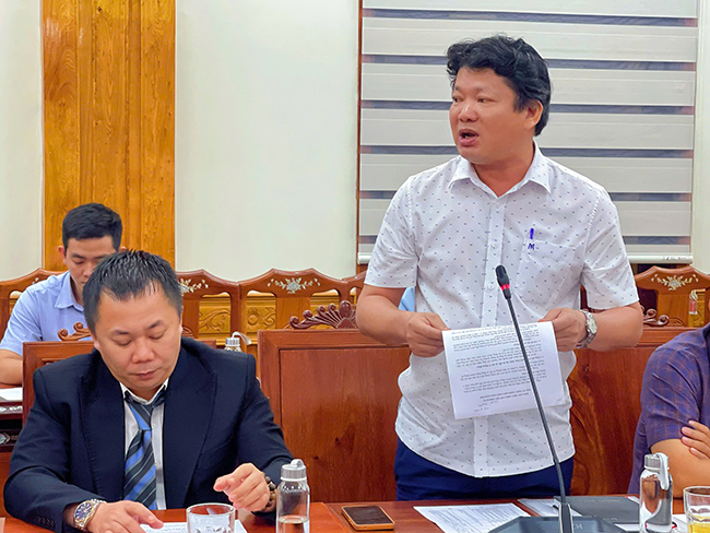 Ông Trần Thanh Dũng, Phó Giám đốc Công ty CP đầu tư hạ tầng KCN Nhơn Hòa kiến nghị cơ quan chức năng hướng dẫn xây dựng mô hình phát triển KCN sinh thái, mô hình cộng sinh công nghiệp (xử lý chất thải khép kín). Ảnh: HẢI YẾN
