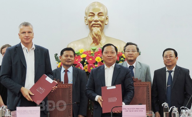 Chủ tịch UBND tỉnh Nguyễn Phi Long và TS Andreas Hirschfelder ký kết biên bản ghi nhớ hợp tác đầu tư dự án “Nhà máy sản xuất nhũ và màng mỏng công nghệ cao” tại Bình Định, vào cuối tháng 12.2020.