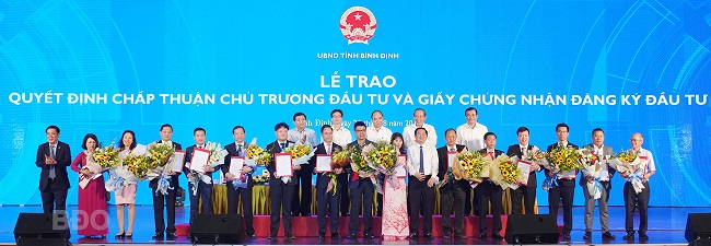Trao Quyết định chủ trương đầu tư và giấy chứng nhận đăng ký đầu tư cho các dự án đầu tư vào tỉnh Bình Định tại Hội nghị Phát triển kinh tế miền Trung cuối tháng 8.2019.