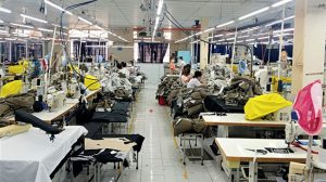 Với lượng lao động sụt giảm 50%, rất nhiều vị trí làm việc tại xưởng may của Công ty CP Đầu tư An Phát bị trống, ảnh hưởng lớn đến tiến độ sản xuất. Ảnh: Công ty CP Đầu tư An Phát