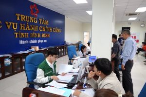 Phương án cắt giảm thời gian đối với bước Bộ phận Một cửa tiếp nhận hồ sơ là 43,02%. (Trong ảnh, nhân viên Trung tâm Phục vụ hành chính công tỉnh tiếp nhận hồ sơ TTHC). Ảnh: AN PHƯƠNG