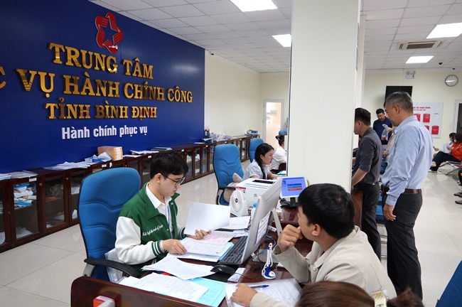 Phương án cắt giảm thời gian đối với bước Bộ phận Một cửa tiếp nhận hồ sơ là 43,02%. (Trong ảnh, nhân viên Trung tâm Phục vụ hành chính công tỉnh tiếp nhận hồ sơ TTHC). Ảnh: AN PHƯƠNG