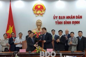 Chủ tịch UBND tỉnh Hồ Quốc Dũng (hàng đầu bên trái) ký kết ghi nhớ hợp tác giữa Bình Định và Công ty CP Tập đoàn BR Group (Cộng hòa Czech) tháng 11.2018.