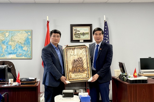 Phó Chủ tịch Lâm Hải Giang tặng quà cho Trung tâm xúc tiến thương mại Việt Nam tại New York. Ảnh: Trung Kiên