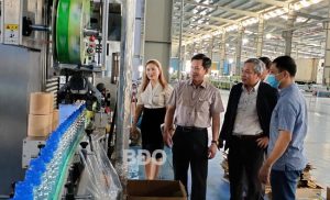Ban Quản lý KKT tỉnh khảo sát thực tế hoạt động sản xuất nước giải khát của Công ty CP Tingco Bình Định tại KKT Nhơn Hội. Ảnh: T.SỸ