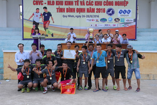 Đội bóng Công ty TNHH Sông Kôn nhận cúp vô địch.